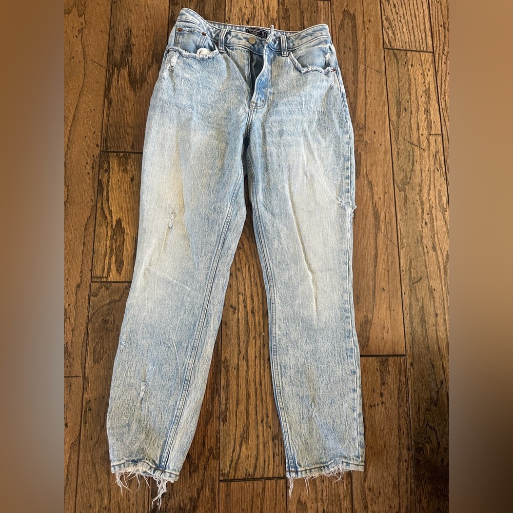 Abercrombie&Fitch High Rise Mom Jean. Size 4/27